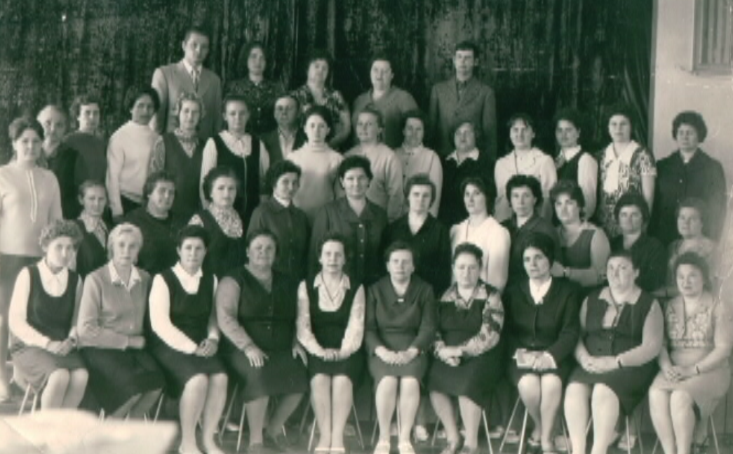 Педагогический коллектив май, 1974 год  В 1980 году 900 учащихся обучали 64 учителя.